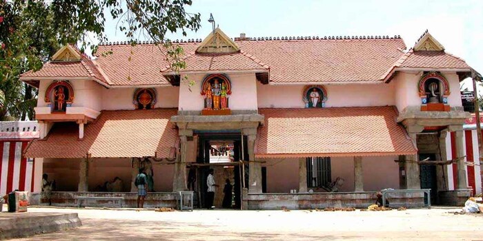 कन्याकुमारीपासून 20 किमी अंतरावर असलेले नगरकोलचे नागराज मंदिर नाग देवाला समर्पित आहे. भगवान विष्णू आणि महादेवाची आणखी दोन मंदिरे आहेत. मंदिराचे मुख्य प्रवेशद्वार चीनच्या बुद्ध विहाराच्या कारागिरीची आठवण करून देणारे आहे. जर तुम्ही कन्याकुमारीला भेट देण्याचा विचार करत असाल तर या मंदिराचा तुमच्या यादीत समावेश करा.