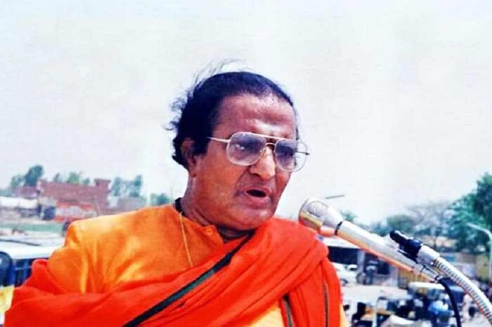तेलुगू चित्रपटांचा लोकप्रिय नायक एनटी रामाराव आंध्र प्रदेशच्या राजकारणात धूमकेतूसारखा उदयास आला. त्यांनी तेलगू देसम या नावाने आपला नवीन राजकीय पक्ष स्थापन केला. त्यानंतर 1984 मध्ये प्रचंड बहुमताने विजयी होऊन आंध्र प्रदेशात आपले सरकार स्थापन केले. NT रामाराव यांची 18 जानेवारी रोजी पुण्यतिथी आहे. NTR काही वर्षांतच दक्षिण भारतातील सर्वोच्च नेत्यांपैकी एक झाले. राष्ट्रीय राजकारणात येण्यासोबतच त्यांना पंतप्रधान होण्याचीही इच्छा होती.