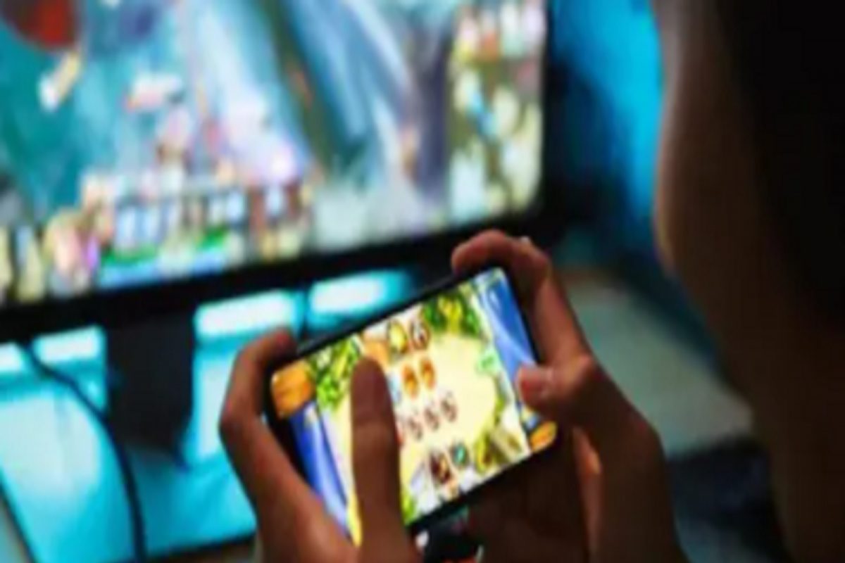 धक्कादायक! Online gaming चं असं व्यसन; 15 वर्षांच्या मुलीने पँटमध्ये लघवी केली पण खेळणं सोडलं नाही