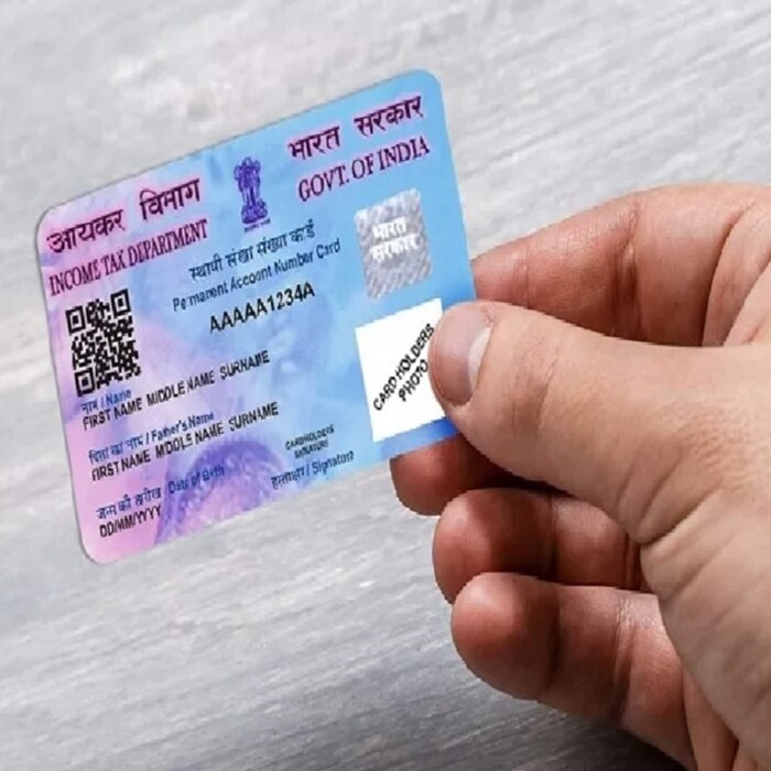 फ्रॉड पॅन कार्डच्या घटनांनंतर इन्कम टॅक्स विभागाने पॅन कार्ड आयडीमध्ये क्यूआर कोड जोडणे सुरू केले आहे. आता जेवढे पॅन कार्ड बनवले जात आहेत, त्यात क्यूआर कोड एम्बेडेड असतो. हाच क्यूआर कोड पॅन कार्ड खरं आहे की बनावट याची ओळख आहे. तुम्ही स्मार्टफोन आणि इन्कम टॅक्स विभागाच्या अॅपच्या मदतीने पॅन कार्डवरील क्यूआर कोडद्वारे त्याची सत्यता पडताळून पाहू शकता. 