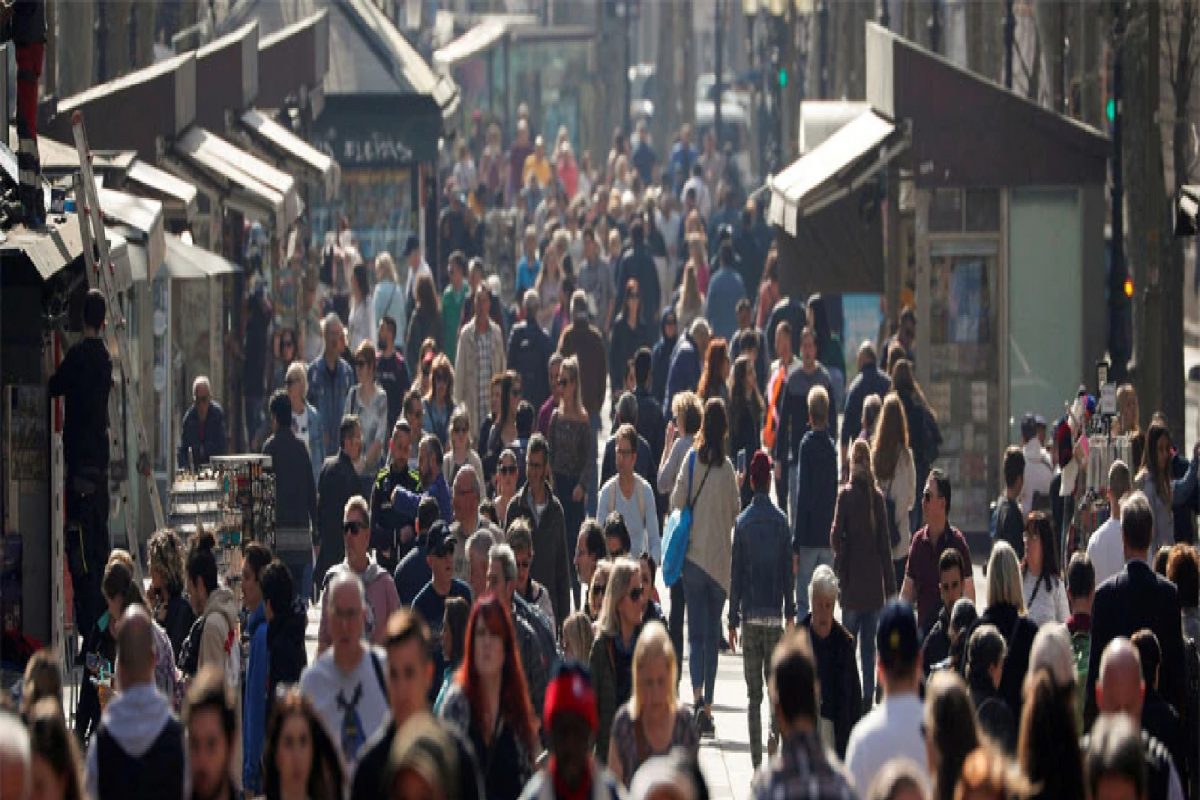 मास्कपासून लोकांची सुटका, लसीकरणाचीही आवश्यकता नाही; 'या'देशानं घेतला निर्णय