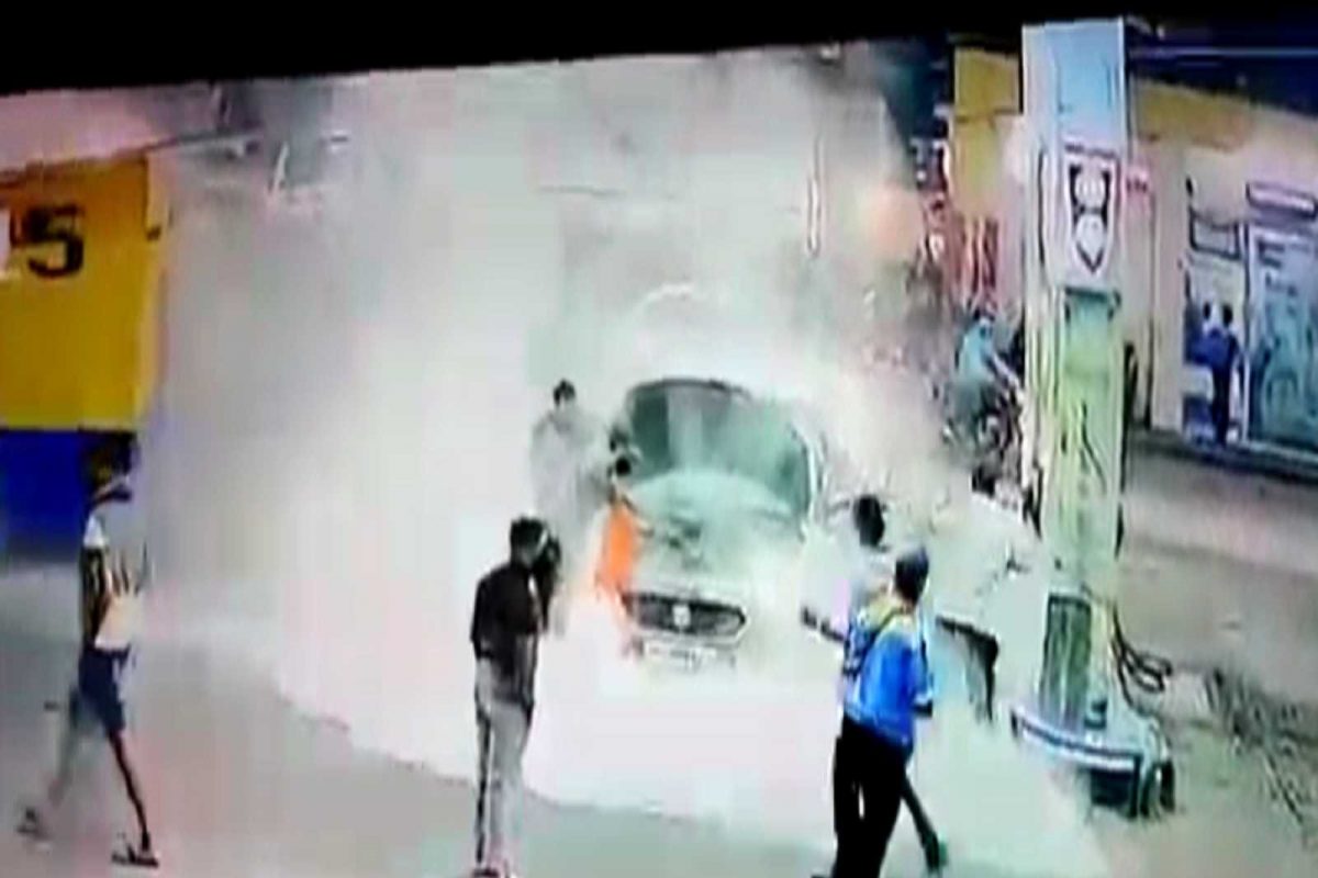 पेट्रोल भरताना चारचाकीला अचानक आग, वसईतल्या पेट्रोल पंपावर भयानक थरार; घटनेचा Video Viral