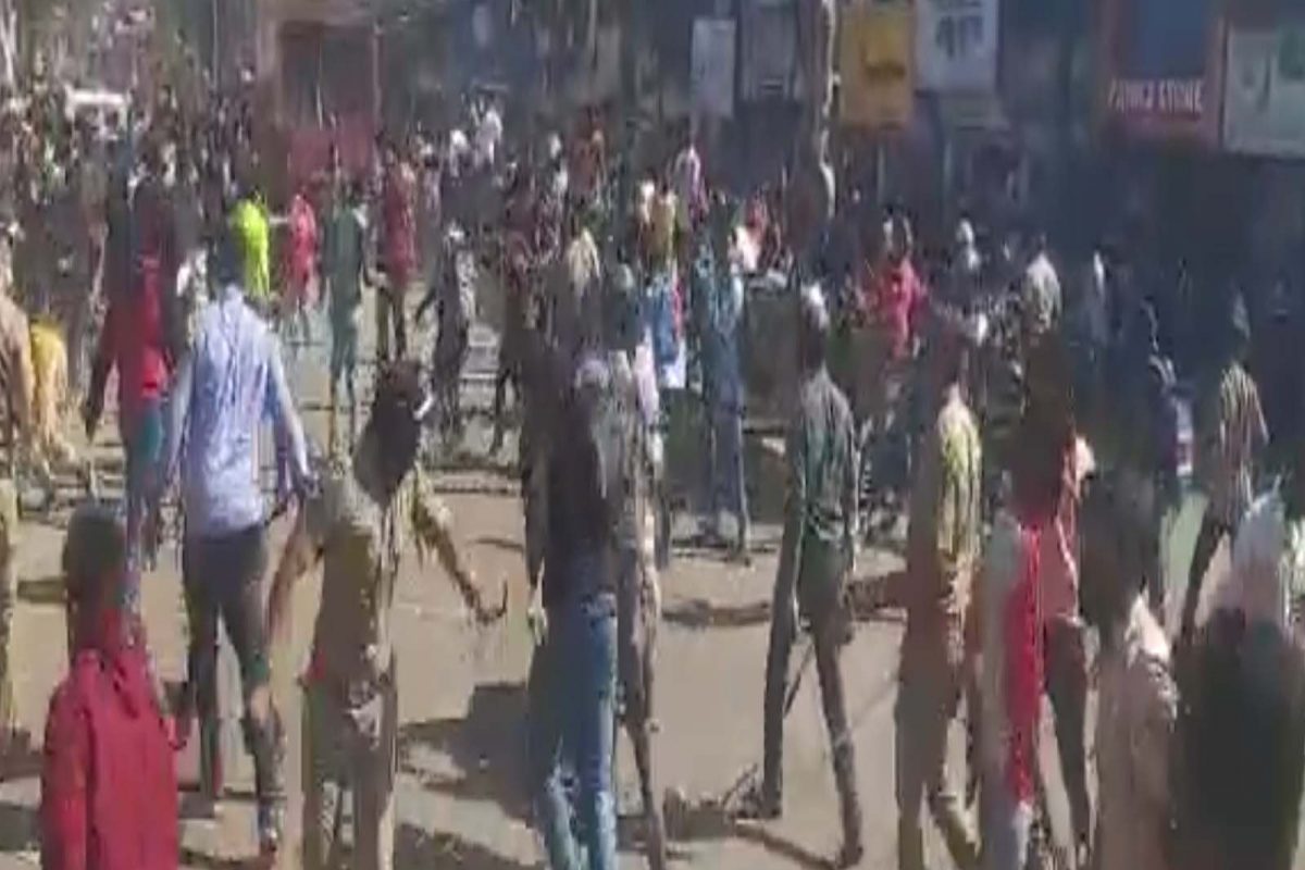 संतापलेल्या या विद्यार्थ्यांनी राज्याच्या शालेय शिक्षणमंत्री वर्षा गायकवाड यांच्या घराबाहेरच जमत जोरदार घोषणाबाजी केली.