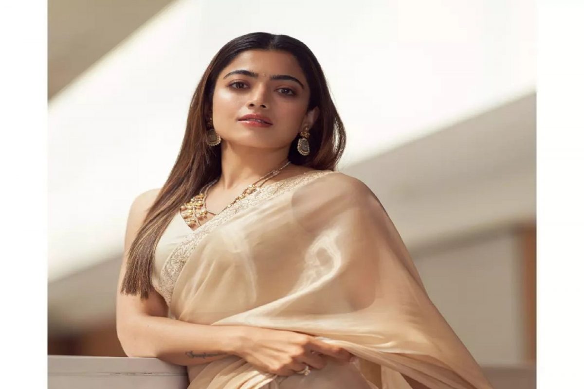 Pushpa फेम रश्मिकाने प्रमोशनसाठी नेसलेल्या या ऑफ-व्हाईट साडीची किंमत वाचून बसेल धक्का