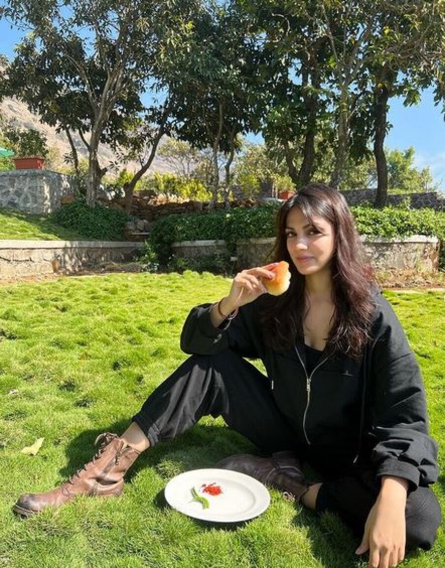 एका फोटोमध्ये रिया चक्रवर्ती वडापावचा आस्वाद घेताना दिसून येत आहे. 