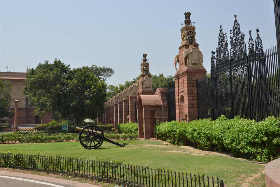 1911 मध्ये ब्रिटिशांनी भारताची राजधानी कोलकाताहून दिल्लीला हलवण्याचा निर्णय घेतला. यानंतर 1912 मध्ये रायसीना येथे ‘व्हाईसरॉय हाऊस’ बांधण्याचा निर्णय घेण्यात आला. त्यासाठी चार वर्षांचा कालावधी निश्चित करण्यात आला होता. दरम्यान, 1914 मध्ये पहिले महायुद्ध सुरू झाले. यामुळे व्हाईसरॉय हाऊस बांधण्यासाठी चार वर्षांऐवजी 19 वर्षे लागली. 