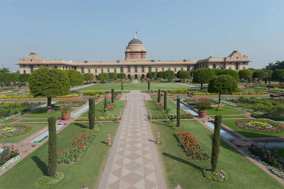 राष्ट्रपती भवनाच्या तीन भागांना सर्किट 1, सर्किट 2 आणि सर्किट 3 अशी नावे देण्यात आली आहेत. त्याशिवाय तुम्ही दर शनिवारी सकाळी 8 वाजता होणाऱ्या चेंज ऑफ गार्ड सोहळ्याचे बुकिंग देखील करू शकता. सर्किट 1 मध्ये अशोका हॉल आहे जिथे सर्व पुरस्कार सोहळे होतात, दरबार हॉल, नॉर्थ ड्रॉइंग रूम आणि लाँग ड्रॉईंग रूम इ. तर सर्किट 2 मध्ये राष्ट्रपती भवनाचे संग्रहालय संकुल आहे. त्याच वेळी सर्किट 3 मध्ये राष्ट्रपती भवनाच्या उद्यानाचा समावेश आहे. तुम्ही तुमच्या आवडीनुसार बुक करू शकता.