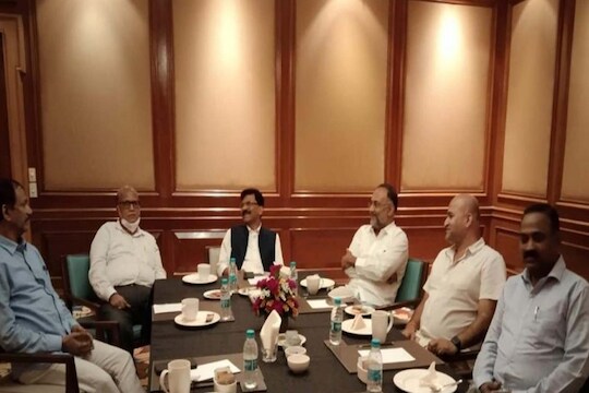  शिवसेना खासदार संजय राऊत आणि गोवा काँग्रेसचे नेते दिगंबर कामत यांच्यात महत्त्वाची बैठक पार पडली