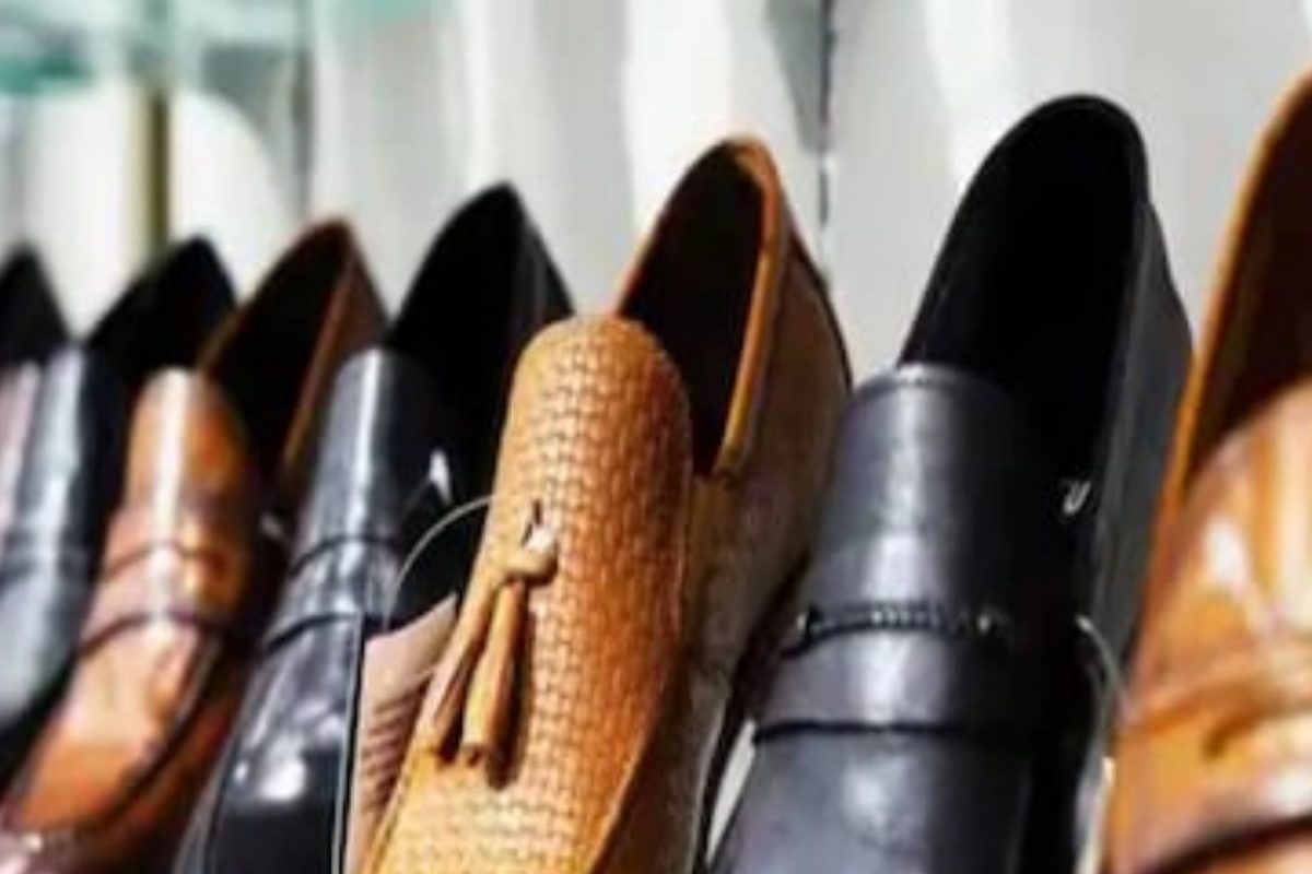 Yuck! चप्पल विकण्यापूर्वी मॅनेजरचा किळसवाणा प्रकार; Video मुळे भयंकर प्रकार उघड