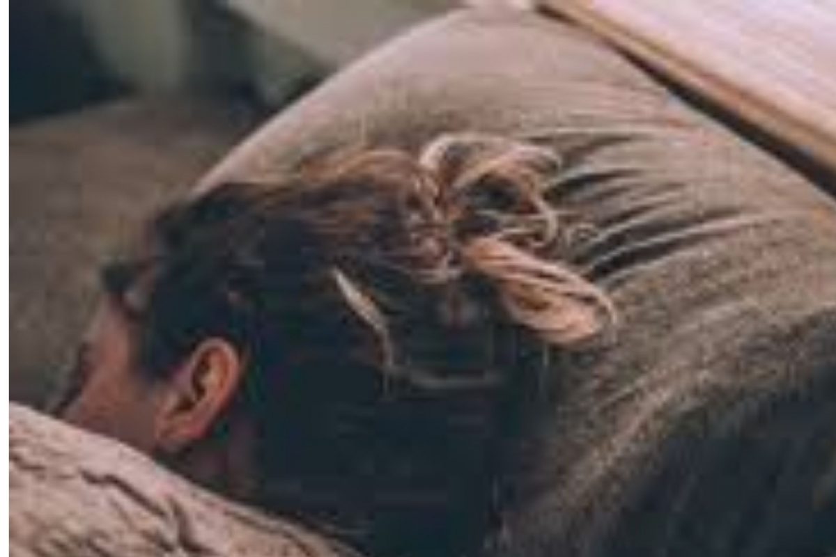 झोपेत बडबडू लागली पत्नी; असं काही म्हणाली की, पतीने थेट केला पोलिसांना फोन!