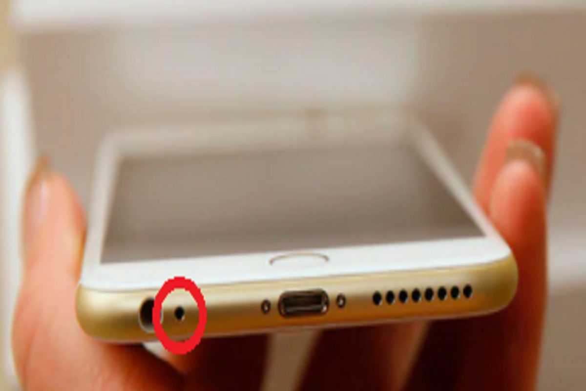Smartphone मध्ये दिसणाऱ्या या लहानशा होलची असते मोठी भूमिका, वाचा काय आहे याचा फायदा