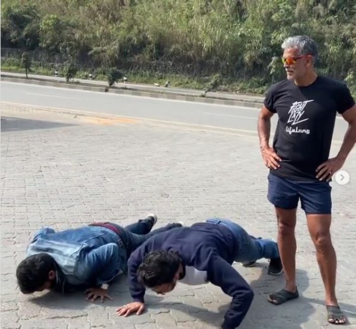 मिलिंद सोमण यांनी शेअर केलेल्या फोटोंमध्ये काही मुले पुशअप्स करताना दिसून येत आहेत. खरं तर हे त्यांचे चाहते आहेत. 