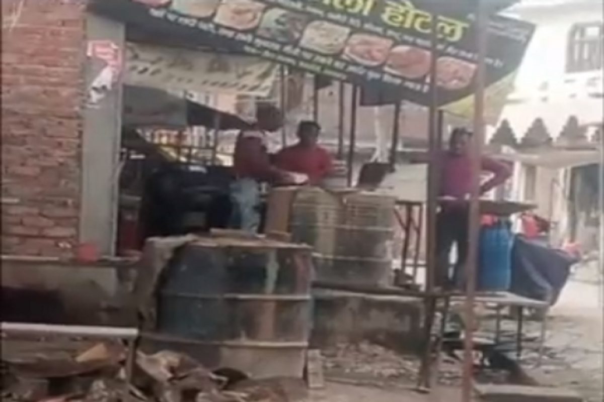 Yuck! Tandoori roti वर थुंकला कुक; हॉटेलमधील किळसवाणा VIDEO VIRAL
