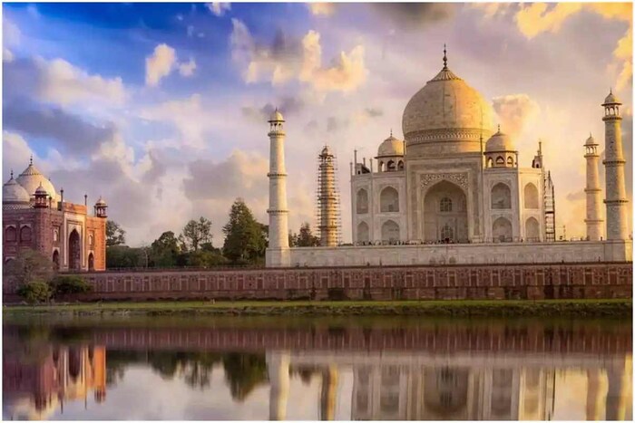 आग्रा येथील ताजमहाल पाहण्यासाठी दररोज हजारो पर्यटक जमतात. या अप्रतिम संगमरवरी वास्तूचे आकर्षण असे आहे की, प्रत्येक परदेशी पर्यटकाला भारतात सहलीला आल्यानंतर या स्थळाला भेट द्यायची इच्छा असते. ताजमहालला सकाळी आणि संध्याकाळी कधीही भेट देता येते. पण विश्वास ठेवा, जर तुम्हाला सूर्यास्त आणि सूर्योदयाच्या प्रकाशकिरणांमध्ये ताजमहाल दिसला तर तुम्ही इथले दृश्य कधीही विसरू शकणार नाही.