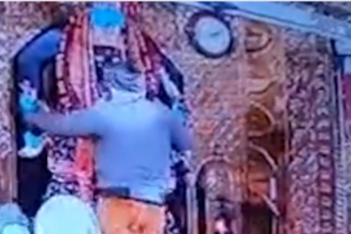 मंदिरात देवीच्या प्रतिमेसोबत तरुणाचं गैरवर्तन; दर्शन घेत असताना ग्रील ओलांडली आणि...