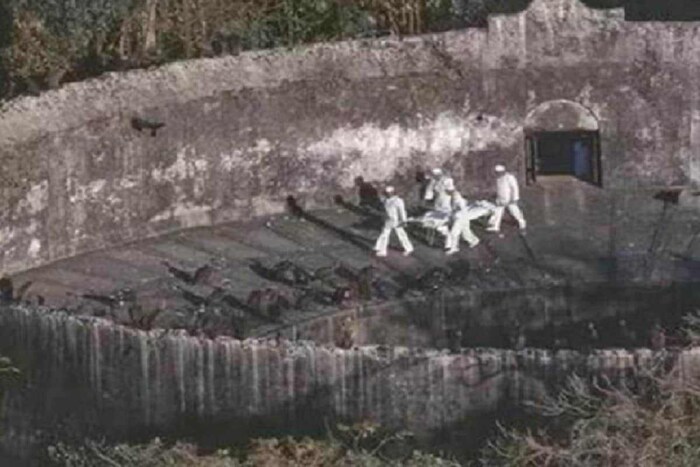 टॉवर ऑफ सायलेन्स भारतातील मुंबईच्या मलबार हिलवर आहे. मलबार हिल्स हे मुंबईतील सर्वात उच्चभ्रू भाग आहे. चारही बाजूंनी घनदाट जंगलाने वेढलेला आहे. ही वास्तू 19व्या शतकात बांधली गेली असे म्हणतात. टॉवर ऑफ सायलेन्समध्ये एकच लोखंडी दरवाजा आहे. टॉवरचा वरचा भाग मोकळा राहतो, जिथे मृतदेह ठेवले जातात.