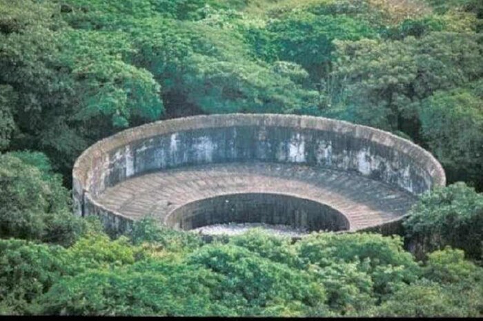 पारशी धर्माला भारताबाहेर झोरोस्ट्रियन धर्म म्हणतात. गेल्या सुमारे तीन हजार वर्षांपासून झोरोस्ट्रियन धर्माचे लोक दोखमेनाशिनी या नावाने अंत्यसंस्कार करण्याची परंपरा पाळत आहेत. ही परंपरा चालवण्यासाठी हे लोक पूर्णपणे गिधाडांवर अवलंबून आहेत. कारण गिधाडेच मृत शरीराला आपले खाद्य बनवतात. पारशी लोक पृथ्वी, पाणी आणि अग्नी यांना अत्यंत पवित्र मानतात, त्यामुळे समाजात एखाद्या व्यक्तीचा मृत्यू झाला की, त्याचे शरीर या तिघांच्या हाती दिले जात नाही. त्याऐवजी मृतदेह आकाशाकडे सोपवला जातो. याबाबत सर्वोच्च न्यायालयाचे मत आहे की, ज्या प्रकारे मृतदेह उघड्यावर टाकले जातात, ते पाहता या मृतदेहाच्या संपर्कात आलेला कोणताही प्राणी किंवा पक्षी कोरोना विषाणू पसरवू शकतो.