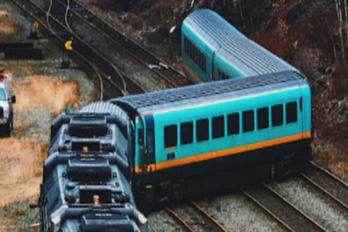 रुळावरुन घसरलेले ट्रेनचे डब्बे पुन्हा ट्रॅकवर कसे चढवले जातात? हा VIDEO एकदा पाहाच