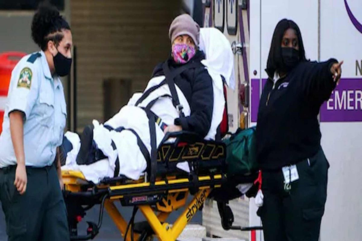 Explainer: अमेरिकेत ओमिक्रॉनच्या रुग्णांमध्ये प्रचंड वाढ! हॉस्पिटल्सवर वाढता ताण, आकडेवारी काय सांगतेय?