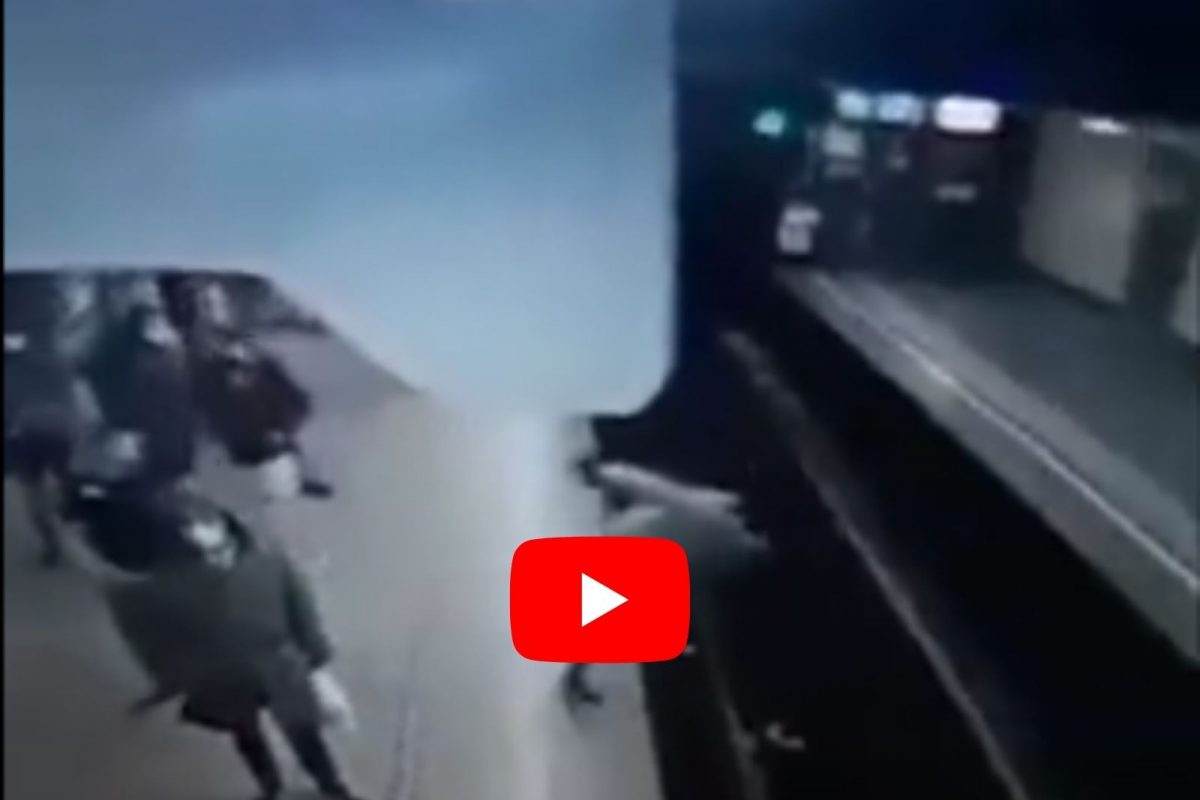 Shocking Video : फास्ट ट्रेन प्लॅटफॉर्मजवळ येताच तरुणीला मागून दिला धक्का; CCTV मध्ये कैद झालं भयंकर दृश्य