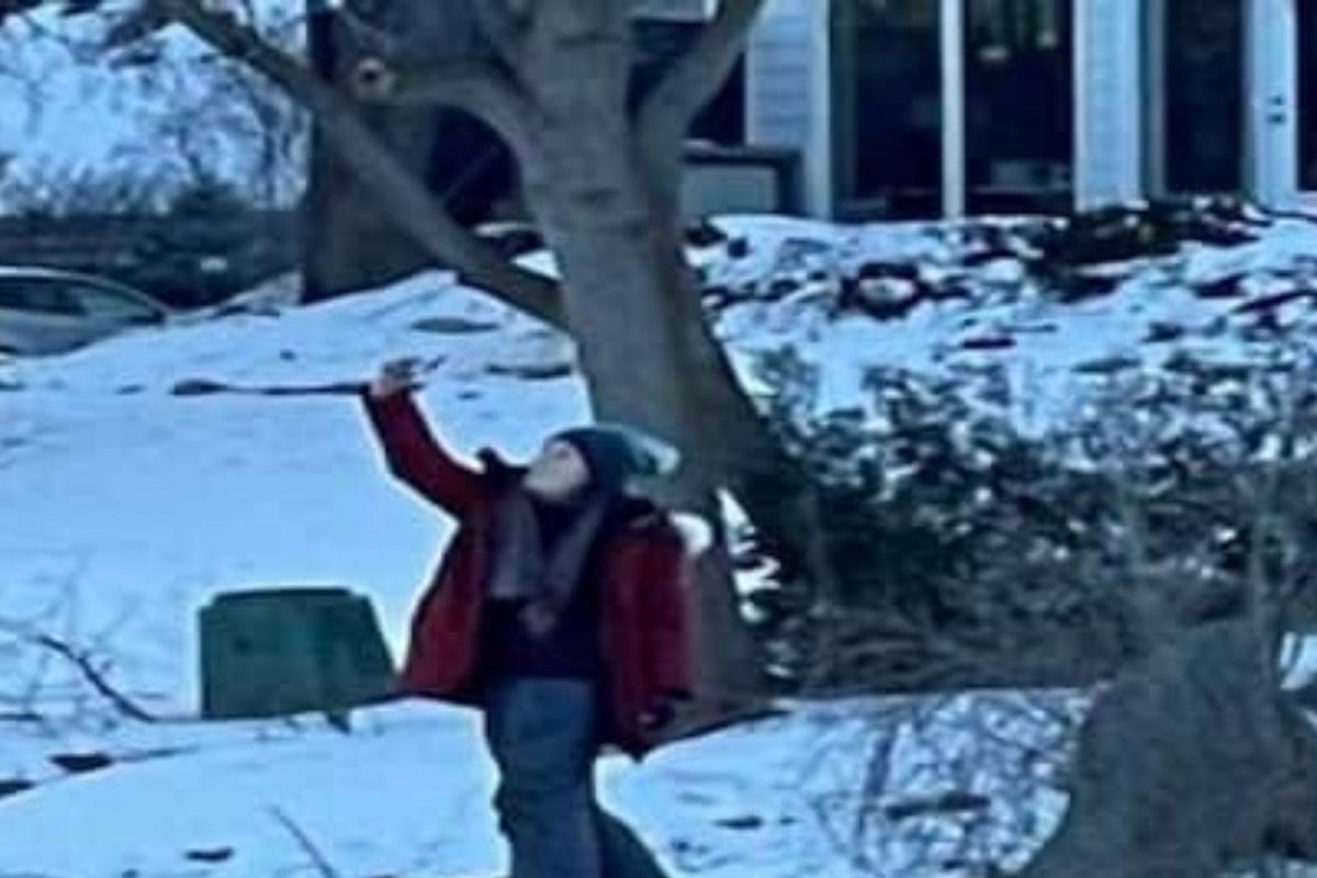 मृत्यू उभा होता समोर अन् हसत हसत महिला सेल्फी घेण्यात दंग; Video मध्ये पाहा पुढे काय झालं