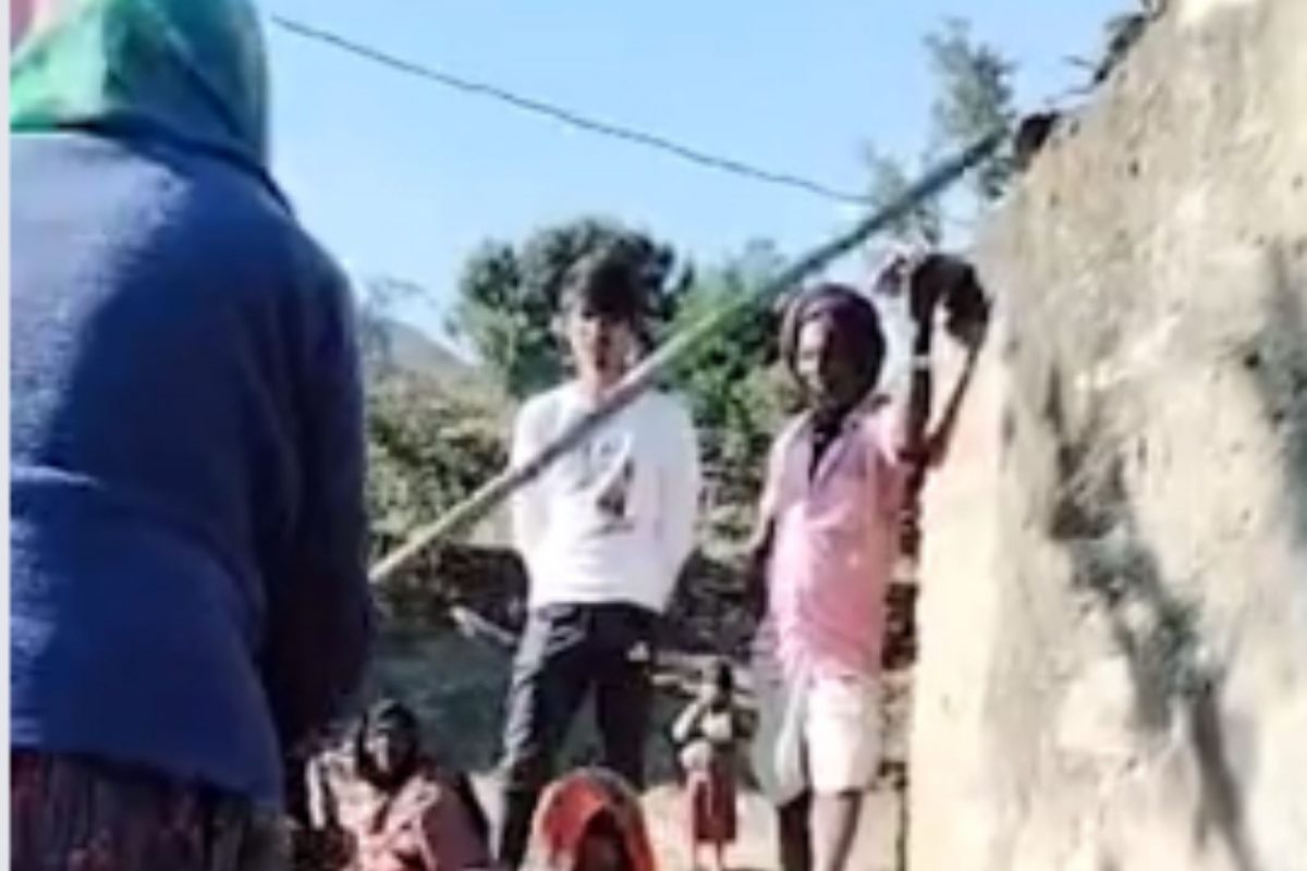दुसरं लग्न केलं म्हणून गावासमोर दिली भयावह शिक्षा; 2 तास सुरू होता हैराण करणारा प्रकार!