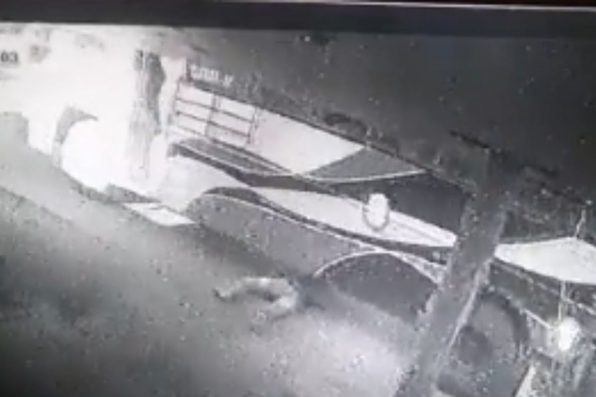 स्टँडवर उभा असताना अचानक चालत्या बसखाली गेला तरुण; थरकाप उडवणारा VIDEO