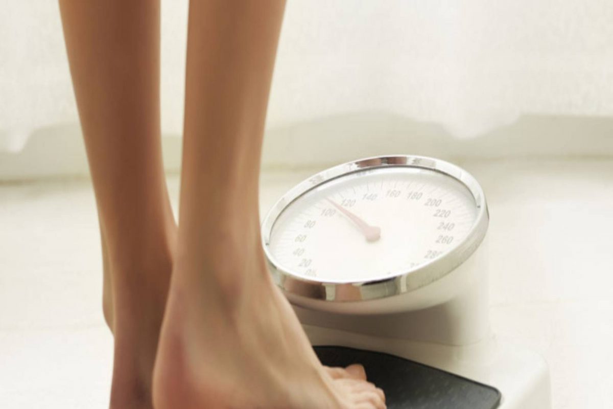 वजनही नियंत्रित राहील -
बरेच लोक तंदुरुस्त आणि सडपातळ राहण्यासाठी सकाळी रिकाम्या पोटी आवळ्याचा रस पितात. यामुळे वजनही कमी होते. जर तुम्हाला तुमचे वाढलेले वजन कमी करायचे असेल तर तुम्ही आवळ्याचा रस सकाळी रिकाम्या पोटी प्यावा.