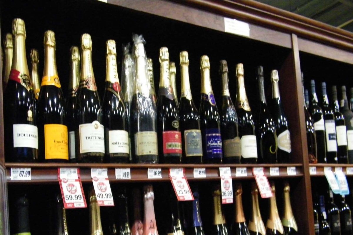 किराणा दुकानात आणि सुपरमार्केटमध्ये वाइन आल्यापासून सुरू आहेत भरभरून डिस्काउंट ऑफर्स