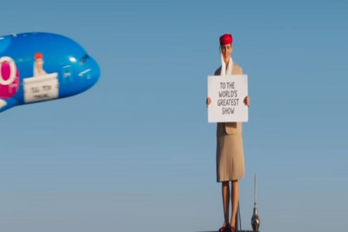 OMG! जगातील सर्व उंच इमारत Burj Khalifa वर उभी राहिली महिला, विमान आलं आणि...; धडकी भरवणारा VIDEO