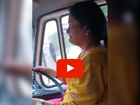 Woman Drive Bus Viral Video: शिरुर तालुक्यातील मोराची चिंचोली याठिकाणी फिरायला गेलेल्या एका महिला ग्रुपसोबत एक अनपेक्षित घटना घडली आहे.  