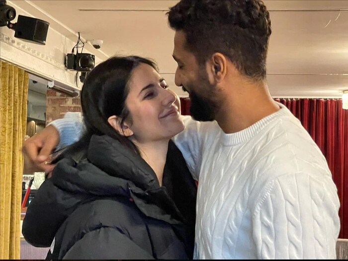 कतरिना कैफ (Katrina Kaif) आणि विकी कौशलचे (Vicky Kaushal) लग्न झाल्यापासून चाहते या क्यूट कपलला पडद्यावर पाहण्यासाठी उत्सुक आहेत. कोणत्याही प्रोजेक्टमध्ये ही जोडी एकत्र दिसलेली नाही तरी देखील हे दोघे एकमेकांच्या प्रेमात पडले. विकी आणि कतरिनाला 'जी ले जरा' मध्ये मुख्य भूमिकेत घेतल्याची काही दिवसापूर्वी बातमी आली होती. यामुळे चाहत्यांच्यामध्ये आनंदाचे वातावरण होते. (फोटो साभारः Instagram @katrinakaif)