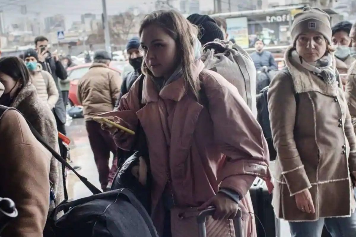 विद्यार्थ्यांनो, इतर देशांमध्ये शिकताना Ukraine War सारखी Emergency आल्यास नक्की काय करावं? इथे वाचा महत्त्वाची माहिती