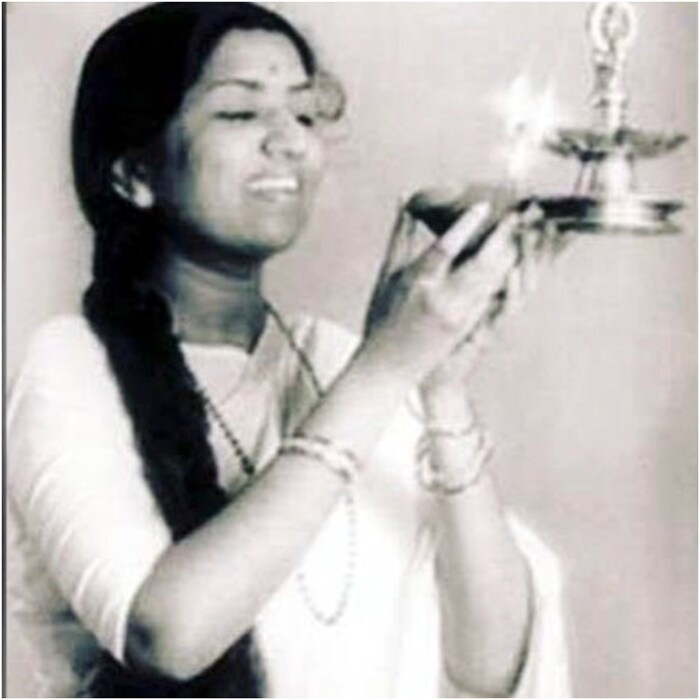 लता दीदींनी 50 हजारहून अधिक गाणी गायली. त्यांना भारताच्या तीन सर्वोच्च नागरी सन्मानाने  (भारत रत्न, पद्म भूषण आणि पद्म विभूषण) तसंच तीन राष्ट्रीय आणि चार फिल्मफेयर पुरस्कारांनी गौरवण्यात आलं आहे.