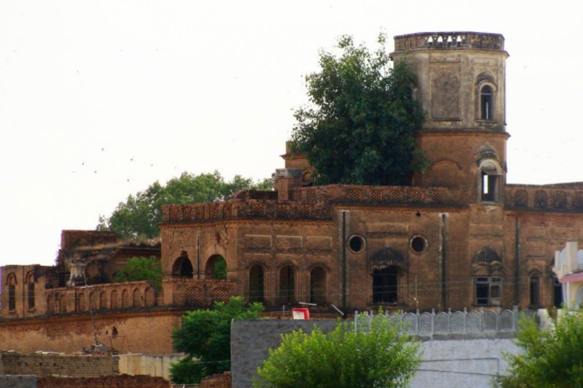 भारत-पाकिस्तानमध्ये कितीही वाद असला तरी दोन्ही देशांनी आजवर एकमेकांचा वारसा जपला आहे. पाकिस्तानचे उदाहरण द्यायचे झाले तर काही अतिशय सुंदर इमारती आजही तिथला हिंदू इतिहास जपून ठेवतात. अजूनही अनेक हवेल्या आहेत, विशेषत: पाकिस्तानच्या पंजाब प्रांतातील पोतोहार भागात, जिथे केवळ हिंदू मालकच नव्हते, तर त्यांची वास्तुकला हिंदूंच्या काही शैली दर्शवते. यापैकी काही हवेल्या रिकाम्या पडल्या आहेत, तर काहींमध्ये अजूनही काही रहिवासी आहेत. (Photo-dawn)
