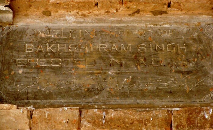 दौलताना शहरातही हिंदू हवेल्या आहेत. त्यापैकी आत्मासिंग गुजराल आणि जीवनसिंग हवेली प्रमुख आहेत. या हवेल्यांचे प्लास्टरिंग उखडल्यानंतरही भिंती भक्कमपणे उभ्या आहेत. हवेलीच्या प्रवेशद्वारावर हवेलीच्या मालकाचे नाव इंग्रजी आणि उर्दूमध्ये कोरलेले दिसते. या शहराव्यतिरिक्त गुलयाना आणि डोरा बादल गावात अनेक हिंदू हवेल्या आहेत. (Photo-dawn)