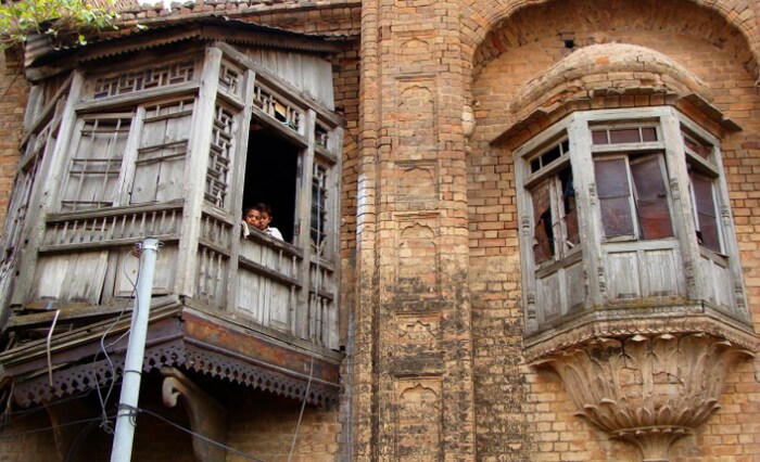 हवेलींचे स्थापत्य विविध प्रकारचे असले तरी सर्वांमध्ये एक गोष्ट समान आहे. त्यांना लाकडापासून बनवलेल्या मोठ्या खिडक्या आहेत. लाकडावर कोरीवकाम किंवा चित्रेही आहेत, जी हवेलीतील रहिवाशांच्या जीवनशैलीनुसार किंवा आवडीनुसार असावीत. खिडक्या बनवताना वास्तुविशारदांचे मतही महत्त्वाचे वाटते. खिडक्या फक्त पुरुष सदस्यांसाठीच होत्या. महिलांना त्यांच्यात डोकावण्याची परवानगी नव्हती. (Photo-dawn)