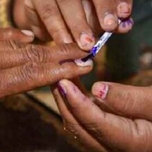 निवडणुकीत बोटाला लावण्यात येणाऱ्या शाईला 60 वर्षे पूर्ण! दीर्घकाळ न पुसण्याचं रहस्य काय? निवडणुकीत बोटाला लावण्यात येणाऱ्या शाईला 60 वर्षे पूर्ण! दीर्घकाळ न पुसण्याचं रहस्य काय?