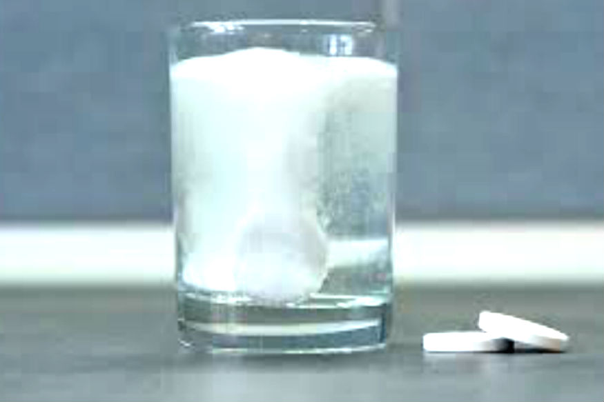 डोकेदुखी टाळण्यासाठी घेतलेली डिस्प्रिन म्हणजेच एस्पिरिन हृदयरोग्यांसाठी खूप फायदेशीर मानली जाते. ज्या लोकांना हृदयविकाराचा झटका आला आहे, डॉक्टर त्यांना हे औषध रोज घेण्याचा सल्ला देतात. संशोधन असे सुचवते की हृदयविकाराचा झटका किंवा स्ट्रोक सारख्या गंभीर आजारांसाठी एस्पिरिन दररोज घेतले जाऊ शकते. पण, यात अनेक धोके देखील आहेत.