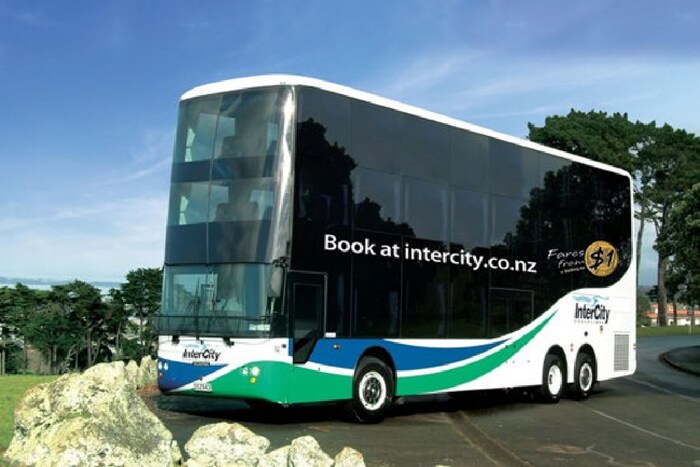 ट्रिपल डेकर बसेस (Triple Decker Buses) आजच्या काळात दिसत नाहीत, पण तरीही काही ठिकाणी त्या प्रचलित आहेत. बर्‍याच शहरांमध्ये ट्रिपल डेकर बसेस आजही सामान्य बसप्रमाणेच दिसतात. शहरांतील लोकही त्याला पसंत करू लागले. उदाहरणार्थ, 2012 मध्ये, न्यूझीलंडमधील इंटरसिटी कोचलाइनने तिहेरी-डेकर बसेस चालवल्या. 2012 लंडन ऑलिम्पिक दरम्यान शहरात ट्रिपल डेकर बसेस धावताना दिसल्या होत्या. (फोटो: Hoax.org)