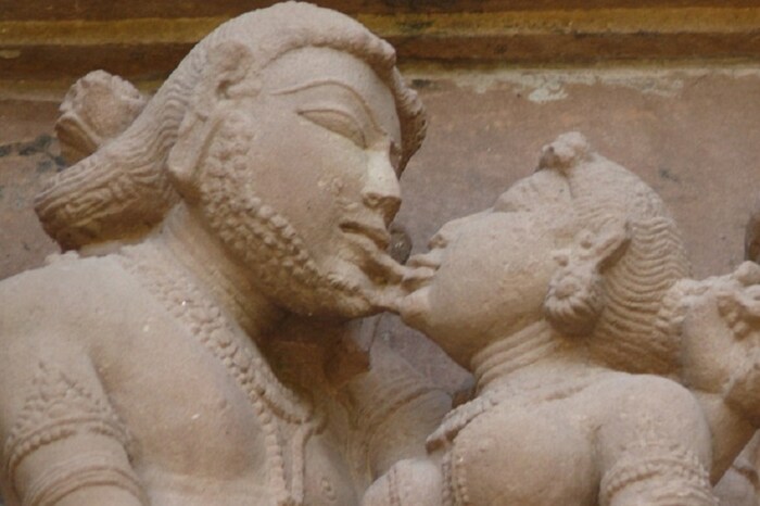 वैदिक परंपरेत वडील नवजात मुलाच्या डोक्याचे तीनदा चुंबन घेत होते. प्राचीन भारतात त्याला चुंबन म्हटले जात नव्हते. कदाचित यासाठी कंब हा शब्द वापरला गेला असावा, जो वासाच्या अर्थाने होता. पुढे त्याला चुंबन म्हणू लागले. अर्थवेदामध्ये वास या शब्दाचा अर्थ ओठांनी स्पर्श असा आहे.