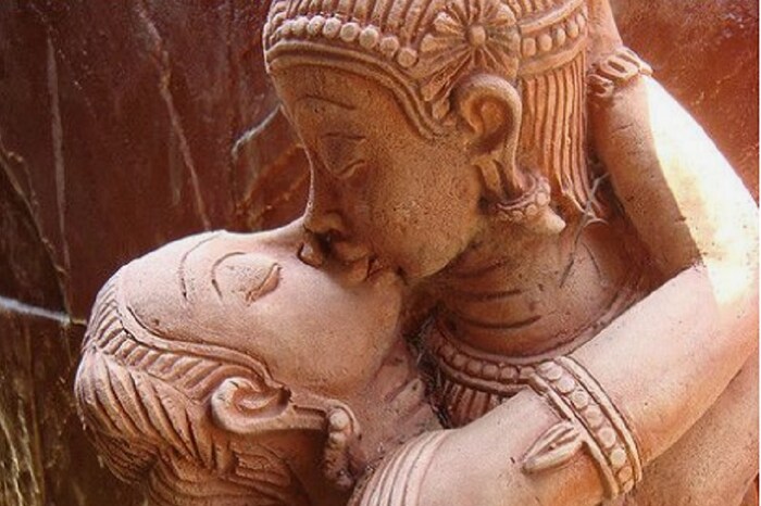 जर चुंबन नातेसंबंध आणि प्रेमाच्या तीव्रतेचे प्रतीक असेल तर ते विश्वासाचे लक्षण देखील आहे. कदाचित जेव्हा जगातील लोकांना चुंबनाबद्दल माहिती नव्हती, तेव्हा कदाचित भारतीयांना हे माहित असेल. ऋग्वेदातही त्याचा उल्लेख आहे. वास्तविक, ख्रिस्तांपूर्वी, चुंबन एक स्निफ म्हणून पाहिले जात असे. वेदांमध्ये ज्याप्रकारे स्निफिंग असा उल्लेख केला आहे, ते खरे तर चुंबन होते.