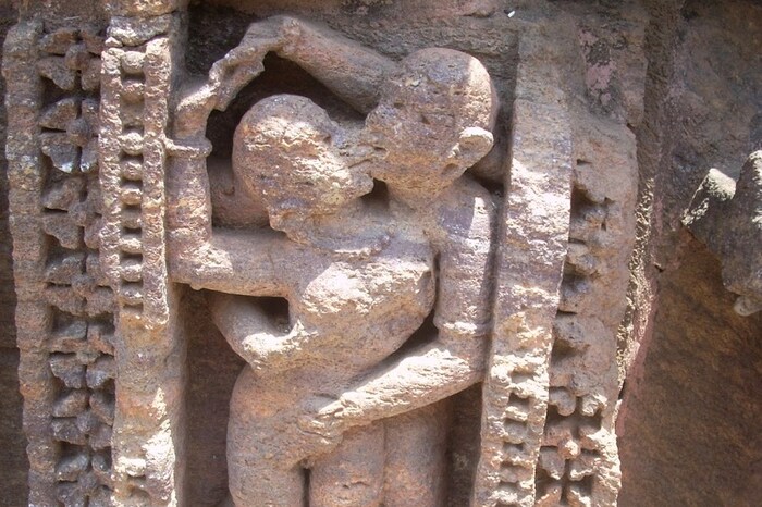 ऋग्वेदात स्पर्शाच अर्थ म्हणजे ओठांचा स्पर्श होता. वैदिक काळात चुंबन योग्यरित्या परिभाषित केले गेले होते. महाभारत आणि या काळातील कथांमध्ये चुंबनाचा पुरावा सापडतो. अलेक्झांडर द ग्रेट भारतात आला तेव्हा त्याने भारतात पहिल्यांदा लोकांना चुंबन घेताना पाहिले. त्याला ते आवडले. मग अलेक्झांडर आणि त्याच्या सैन्याने किसिंगला भारताबाहेर नेले. चुंबनाचा उगम भारतातच झाल्याचे म्हटले जाते. आफ्रिका, मंगोल, मलय आणि ईशान्येकडील भारतीयांमध्येही अशाच काही प्रथा होत्या.