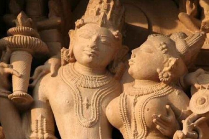 कामसूत्रातही चुंबनाचा उल्लेख आहे. उलट स्त्री-पुरुषांमधील रोमान्सच्या संपूर्ण केमेस्ट्रीत चुंबनाचे महत्त्व तपशीलवार वर्णन केले आहे. हे देखील सांगण्यात आले आहे की जर तुम्हाला पहिल्यांदाच एखाद्याला किस करायचे असेल तर ते केव्हा आणि कसे करावे आणि ते करणे तुमच्यासाठी योग्य असेल हे कसे समजून घ्यावे. असे म्हटले जाते की युरोपमध्ये 17 व्या शतकाचा काळ हा चुंबनाचा काळ होता. त्याला द ग्रेट एज ऑफ किसिंग असे म्हणतात. एकीकडे भारतात चुंबन आणि प्रणय यांवर निषिद्ध आणि नैतिकतेचे नवे नियम वरचढ ठरत होते तर युरोपमध्ये ते प्रसिद्ध होऊ लागले होते.