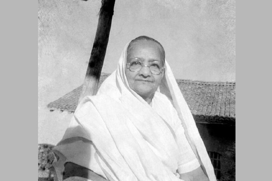 भारतीय स्वातंत्र्य चळवळीत (Freedom Movement of India )गांधीजींची (Mahatma Gandhi) मोठी भूमिका होती. पण त्यांच्या पत्नी कस्तुरबा गांधी या फक्त महात्मा गांधींच्या पत्नी म्हणून ओळखल्या जात होत्या का? या प्रश्नाचे थेट उत्तर नाही असे आहे. याचं उत्तर आपल्याला कस्तुरबा गांधींच्या जीवनातून, बा आणि बापू यांच्यातील नाते समजून घेतल्यानंतर मिळते. बापूंबद्दल बरंच काही ऐकायला मिळतं, पण बांबद्दल फारच कमी ऐकायला मिळतं. हे देखील बा यांच्या जीवनाचा एक पैलूही दाखवतो. 22 फेब्रुवारी रोजी कस्तुरबा गांधी यांची पुण्यतिथी (Kasturba Gandhi Death Anniversary), त्यांच्याबद्दल जाणून घेणे हे एक प्रेरणादायी शोध असल्यासारखे वाटते. (फोटो: विकिमीडिया कॉमन्स)