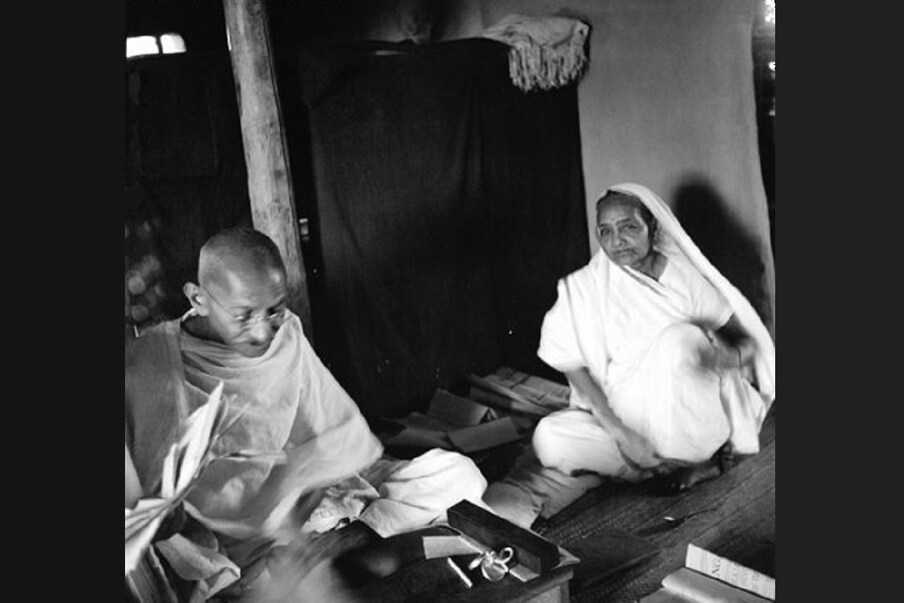 1897 मध्ये महात्मा गांधी (Mahatma Gandhi) कायद्याचा अभ्यास करण्यासाठी दक्षिण आफ्रिकेत (South Africa) गेले तेव्हा कस्तुरबा गांधीही (Kasturba Gandhi) त्यांच्यासोबत गेल्या होत्या. तिथे त्यांनी गांधीजींना पूर्ण पाठिंबा दिला आणि प्रत्येक कामात त्या त्यांच्या अनुयायांप्रमाणे राहिल्या. गांधीजींनी ब्रिटिशांच्या वर्णद्वेषाच्या विरोधात आंदोलन करण्याचा निर्णय घेतला तेव्हा बा यांनी त्यांना पूर्ण पाठिंबा दिला आणि त्यांच्यासोबत सक्रिय सहयोगी म्हणून काम केले. (फोटो: विकिमीडिया कॉमन्स)
