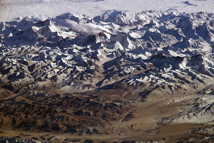 आशिया (Asia) खंडात 2400 किमी पसरलेली हिमालय पर्वत ही जगातील सर्वात मोठी पर्वतरांग आहे. यात शंभरहून अधिक शिखरे आहेत जी 6 हजार मीटरपेक्षा उंच आहेत आणि 8000 हजाराच्या आसपास किंवा त्याहून अधिक 14 शिखरे आहेत. त्यांना विमानातून एकत्र पाहणे अवघड आहे आणि अंतराळातूनही ते जाड रेषेसारखे दिसतात. पण त्यातील काही भाग अवकाशातून अतिशय सुंदर दिसतो. या शिखरांवरील बर्फाच्या टोप्या अंतराळातून एक सुंदर दृश्य बनवतात. (फोटो: विकिमीडिया कॉमन्स)