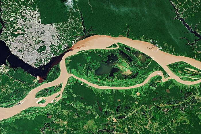 अॅमेझॉन नदीचे (Amazon River) खोरे हे जगातील सर्वात मोठे नदीचे खोरे आहे. ही नदी नाईल नंतर जगातील सर्वात लांब नदी आहे, परंतु ती जगातील सर्वात मोठी नदी (Largest River in the World) म्हणून देखील ओळखली जाते कारण ती सर्वात जास्त पाणी वाहून नेते. असं म्हणतात की ही नदी इतकी मोठी आहे की, अंतराळात कॅमेरा झूम केला तर ती पूर्णपणे फोटोत सामावणार नाही. सॅटेलाइट फोटोंमध्ये हिरवाईने वेढलेली ही नदी तिच्या वालुकामय रंगात वेगळी दिसते. (फोटो: विकिमीडिया कॉमन्स)