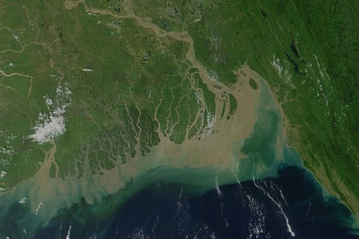 जगातील सर्वात मोठा डेल्टा Ganges Delta) हा गंगा डेल्टा मानला जातो. गंगेचा डेल्टा भारत आणि बांगलादेशात 350 किमी पसरलेला आहे. या डेल्टाची खास गोष्ट म्हणजे त्याचे सौंदर्यही वेगवेगळ्या उंचीवरून वेगळ्या पद्धतीने पाहायला मिळते. हे क्षेत्र पर्यावरणाच्या दृष्टिकोनातून अतिशय विशिष्ट प्रकारची परिसंस्था असलेले क्षेत्र आहे. हा डेल्टा गंगा आणि ब्रह्मपुत्रा नदीच्या उपनद्यांनी बनवला आहे. एवढेच नाही तर वर्षभर पाऊस आणि पुरामुळे या डेल्टाचा आकारही बदलत राहतो. (फोटो: विकिमीडिया कॉमन्स)