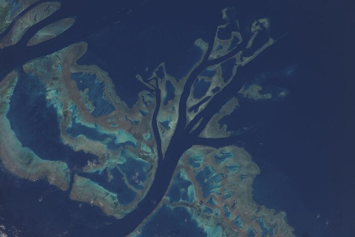 ऑस्ट्रेलियाचा (Australia) ग्रेट बॅरियर रीफ द ग्रेट बॅरियर रीफ (Great Barrier Reef) जगातील सात नैसर्गिक आश्चर्यांपैकी एक आहे. अंतराळातून दिसणार्‍या काही नैसर्गिक दृश्‍यांमध्ये याचा समावेश आहे, 2600 किमी पसरलेले आहे, या भागात 2500 प्रकारचे खडक आणि 900 पेक्षा जास्त बेटे आहेत. प्रवाळ खडकांचे माहेरघर म्हणून ओळखल्या जाणाऱ्या या प्रदेशाची स्वतःची परिसंस्था आणि स्वतःची जैवविविधता आहे. विविध ठिकाणी त्याचे रंग परिसर सुंदर करतात. अंतराळातूनही त्याचे दृश्य सुंदर होते. (फोटो: विकिमीडिया कॉमन्स)